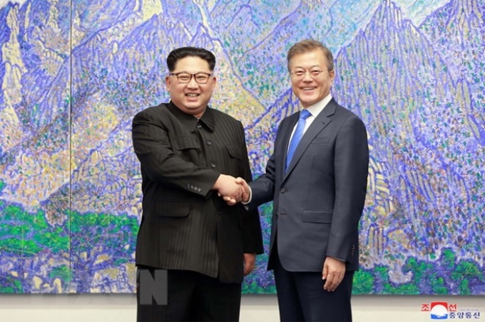 Tổng thống Hàn Quốc Moon Jae-in (phải) và nhà lãnh đạo Triều Tiên Kim Jong-un tại hội nghị thượng đỉnh liên Triều lần thứ nhất ở làng đình chiến Panmunjom ngày 27/4. (Ảnh: AFP/TTXVN)