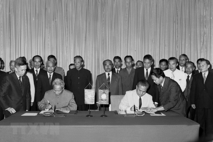 Ngày 18/7/1977, tại thủ đô Vientiane, đồng chí Phạm Văn Đồng, Thủ tướng Chính phủ Việt Nam và đồng chí Kaysone Phomvihane, Thủ tướng Chính phủ Lào ký Hiệp ước Hữu nghị và Hợp tác giữa hai nước Việt Nam và Lào. (Ảnh: Văn Bảo/TTXVN)