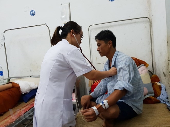 Bác sỹ thuộc Dự án bác sỹ tình nguyện khám chữa bệnh cho người dân tại Bệnh viện Đa khoa huyện Hà Quảng, Cao Bằng. (Ảnh: Vietnam+)