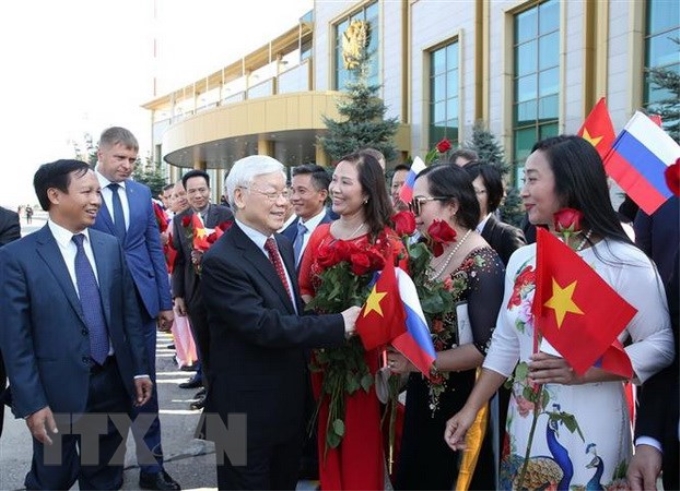 Cán bộ Đại sứ quán và đại diện cộng đồng người Việt Nam tại Liên bang Nga đón Tổng Bí thư Nguyễn Phú Trọng. (Ảnh: TTXVN)