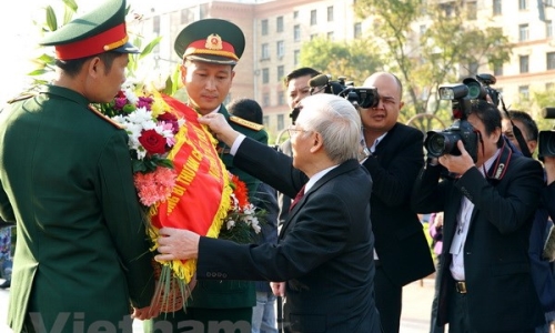 Tổng Bí thư Nguyễn Phú Trọng dâng hoa tại Tượng đài Bác Hồ ở Moskva