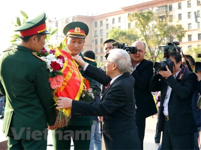 Tổng Bí thư Nguyễn Phú Trọng dâng hoa tại Tượng đài Chủ tịch Hồ Chí Minh. (Ảnh: Vietnam+)