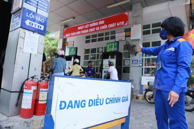 Một trong những cửa hàng trực thuộc Petrolimex chuẩn bị niêm yết giá mới. (Ảnh: Vietnam+)