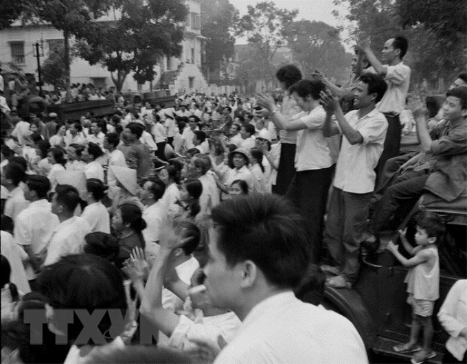 Cán bộ, phóng viên TTXVN cùng nhân dân Thủ đô vui mừng đón tin chiến thắng tại trụ sở số 5 Lý Thường Kiệt, Hà Nội, ngày 30/4/1975. (Ảnh