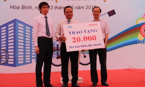 20.000 mũ bảo hiểm đạt chuẩn được trao cho học sinh trong năm nay