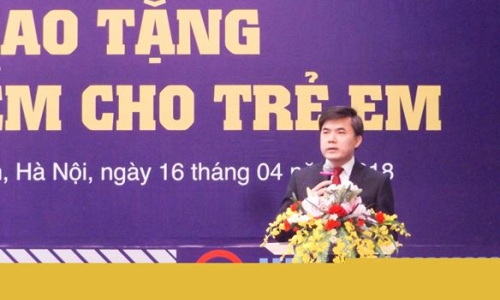 Hà Nội: Trao tặng hơn 2.300 mũ bảo hiểm cho học sinh tiểu học