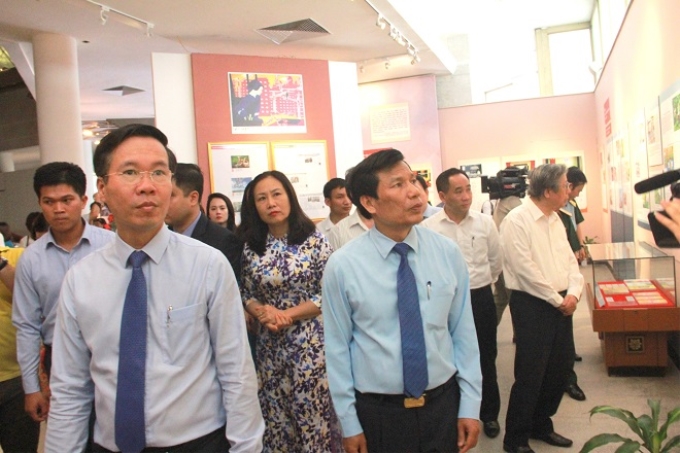 Đồng chí Võ Văn Thưởng và đồng chí Nguyễn Ngọc Thiện đi tham quan các gian trưng bày