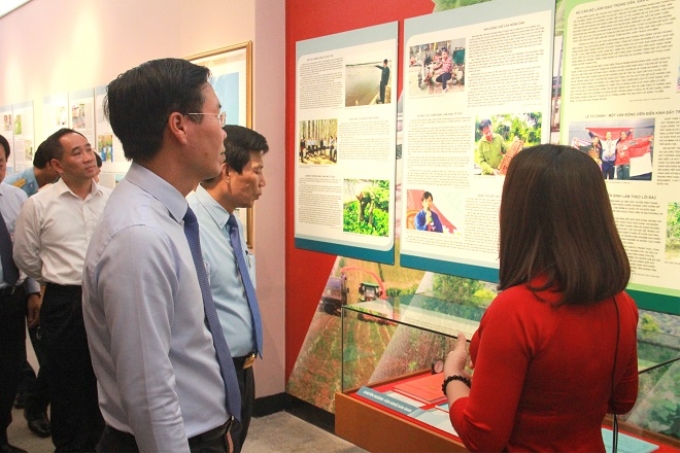 Đồng chí Võ Văn Thưởng và đồng chí Nguyễn Ngọc Thiện được giới thiệu về chủ đề của gian trưng bày