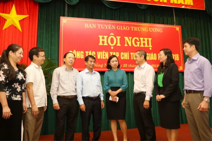 Đồng chí Thái Bảo, Trưởng ban Tuyên giáo Tỉnh ủy Đồng Nai (thứ 4 từ bên trái qua) trao đổi với các đại biểu bên lề hội nghị 