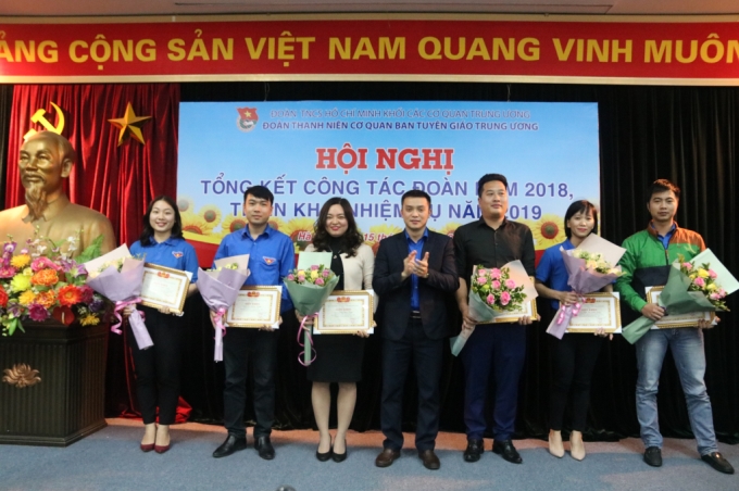 Đồng chí Bùi Chí Tuệ tặng bằng khen cho các cá nhân đoàn viên cơ quan có thành tích xuất sắc năm 2018