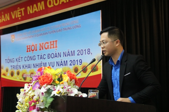 Đồng chí Nguyễn Kim Sơn, Phó Bí thư Đoàn Thanh niên cơ quan báo cáo dự thảo công tác đoàn cơ quan năm 2018 (Ảnh: TA)