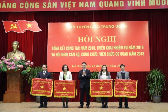 Đồng chí Võ Văn Thưởng tặng thưởng Cờ thi đua cho 4 vụ, đơn vị có thành tích xuất sắc trong năm 2018.