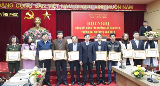 Đồng chí Bùi Huy Vĩnh trao tặng giấy khen cho 10 tập thể đạt thành tích xuất sắc trong công tác tuyên giáo năm 2018.