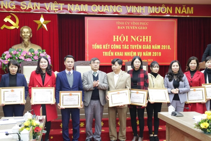 Đồng chí Ngô Khánh Lân, Phó Trưởng ban Thường trực và đồng chí Lê Thị Điều, Phó Trưởng ban tặng giấy khen cho các cá nhân đạt thành tích xuất sắc trong công tác tuyên giáo năm 2018.