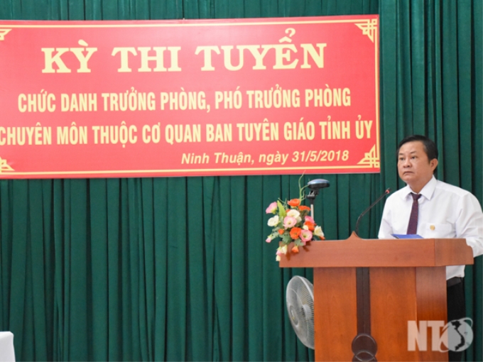 Đồng chí Nguyễn Minh Trứ,  Trưởng ban Tuyên giáo  Tỉnh ủy Ninh Thuận phát biểu tại buổi khai mạc kỳ thi tuyển các chức danh lãnh đạo phòng của Ban Tuyên giáo Tỉnh ủy
