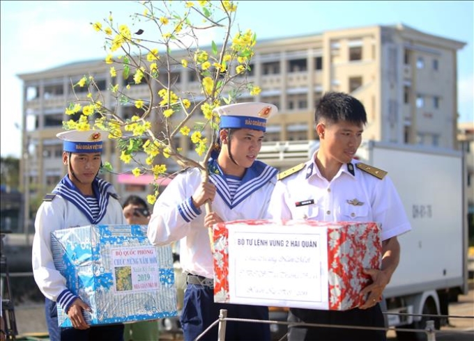 Vận chuyển hàng, quà Tết lên tàu Trường Sa 08. Ảnh: Thành Chung/TTXVN