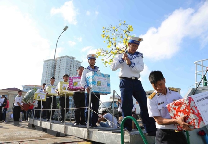 Vận chuyển quà Tết lên tàu. (Ảnh: Thành Đạt/TTXVN)