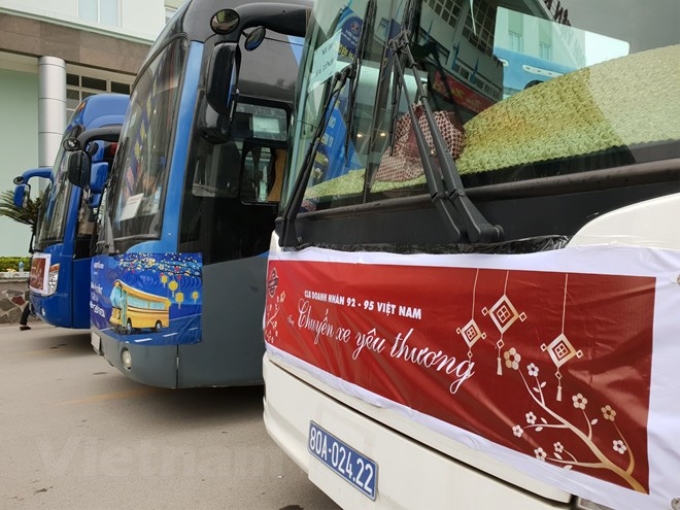 Những chuyến xe chở bệnh nhân về quê đón Tết. (Ảnh: T.G/Vietnam+)
