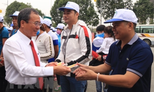 "Chuyến xe nghĩa tình" đưa 1.000 công nhân về quê đón Tết