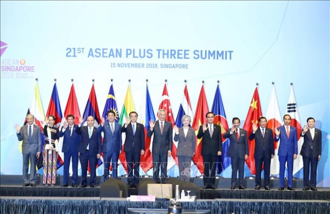 Thủ tướng Nguyễn Xuân Phúc cùng lãnh đạo các quốc gia thành viên ASEAN, các đối tác Trung Quốc, Hàn Quốc, Nhật Bản tại Hội nghị cấp cao ASEAN+3 tại Singapore ngày 15/11/2018. Ảnh: Thống Nhất/TTXVN