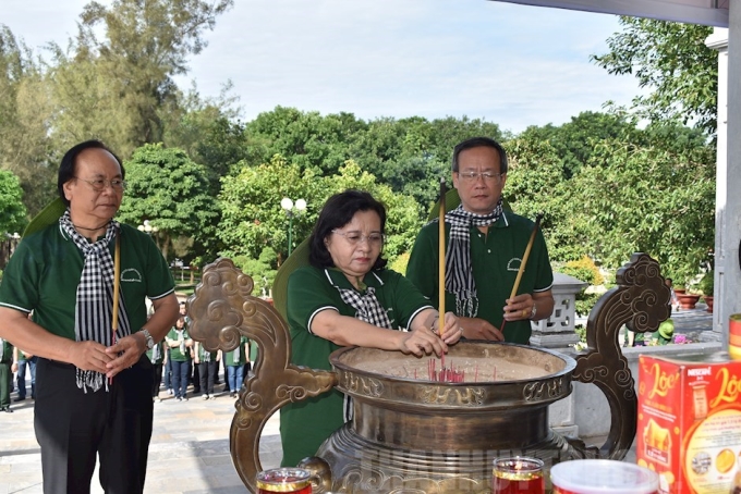 Trưởng Ban Tuyên giáo Thành ủy TPHCM Thân Thị Thư dâng hương tưởng niệm các Anh hùng Liệt sĩ tại Nghĩa trang Liệt sĩ Tân Biên, tỉnh Tây Ninh