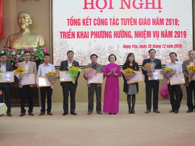 Khen thưởng những cá nhân và tập thể có thành tích xuất sắc tại Hội nghị tổng kết công tác tuyên giáo năm 2018 của tỉnh Hưng Yên