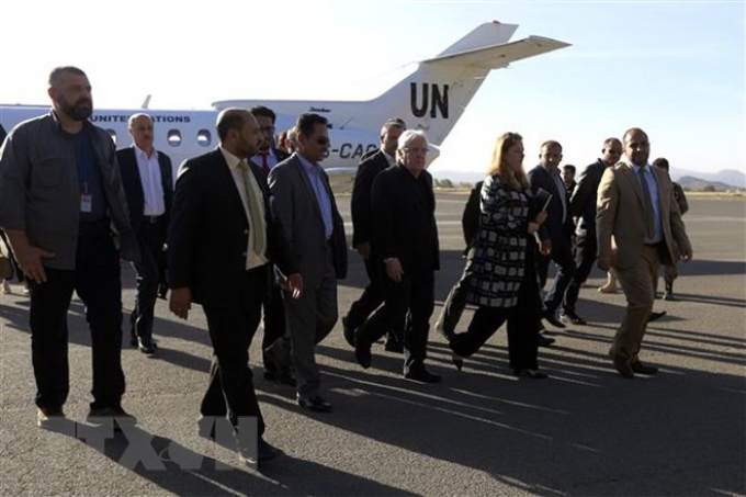 Đặc phái viên Martin Griffiths (giữa) tới sân bay Quốc tế ở thủ đô Sanaa, Yemen ngày 5/1. (Ảnh: AFP/TTXVN)