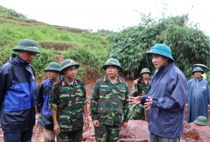 Trưởng Ban Tuyên giáo Tỉnh ủy Lai Châu Trần Đức Vương cùng đoàn công tác đã tới xã Noong Hẻo, huyện Sìn Hồ để thăm hỏi, động viên các lực lượng tham gia tìm kiếm những nạn nhân bị mất tích trong cơn lũ ống, lũ quét lịch sử vừa qua. Ảnh: Quý Trung - TTXVN