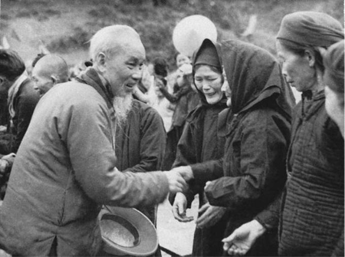 Bác Hồ về thăm bà con Pác Bó (Hà Quảng, Cao Bằng) tháng 2-1961. (Nguồn: Ảnh tư liệu)