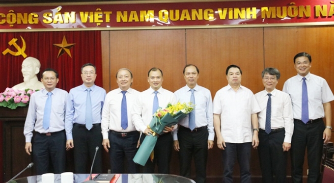 Lãnh đạo Ban Tuyên giáo Trung ương và lãnh đạo Bộ Ngoại giao tặng hoa, chúc mừng đồng chí Lê Hải Bình nhận nhiệm vụ mới.