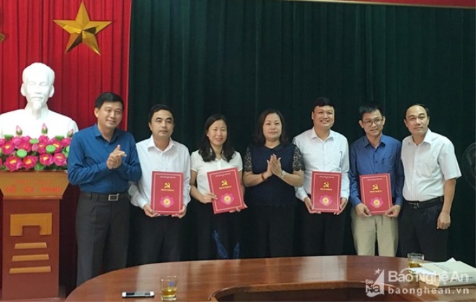 Trưởng Ban Tuyên giáo Tỉnh ủy Nguyễn Thị Thu Hường trao quyết định điều động, bổ nhiệm cho các trưởng phòng chuyên môn. (Ảnh: Báo Nghệ An)