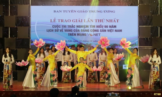 Tiết mục văn nghệ tại Lễ trao giải Cuộc thi trắc nghiệm “Tìm hiểu 90 năm lịch sử vẻ vang của Đảng Cộng sản Việt Nam” trên mạng xã hội VCNET lần thứ nhất cho các thí sinh đoạt giải trong 6 tuần khu vực phía Bắc từ Thừa Thiên Huế trở ra. (Ảnh: tuyengiao.vn)