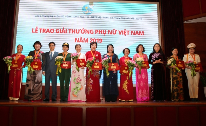 Phó Thủ tướng Vũ Đức Đam và Chủ tịch Hội Liên hiệp Phụ nữ Việt Nam trao giải cho các cá nhân tiêu biểu.