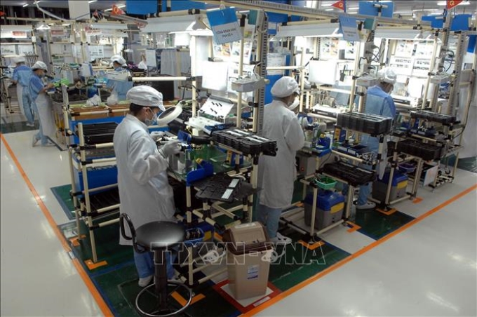Dây chuyền sản xuất thiết bị điện tử, thiết bị thắp sáng trong xe ô tô, xe máy tại Công ty TNHH Điện Việt Nam Stanley (vốn đầu tư của Nhật Bản) tại Hà Nội. Ảnh: Danh Lam/TTXVN