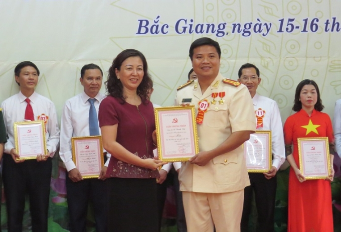 Đồng chí Lê Thị Thu Hồng, Phó Bí thư Thường trực Tỉnh ủy, Trưởng đoàn ĐBQH tỉnh Bắc Giang trao giải Nhất cho thí sinh Lê Thành Văn.