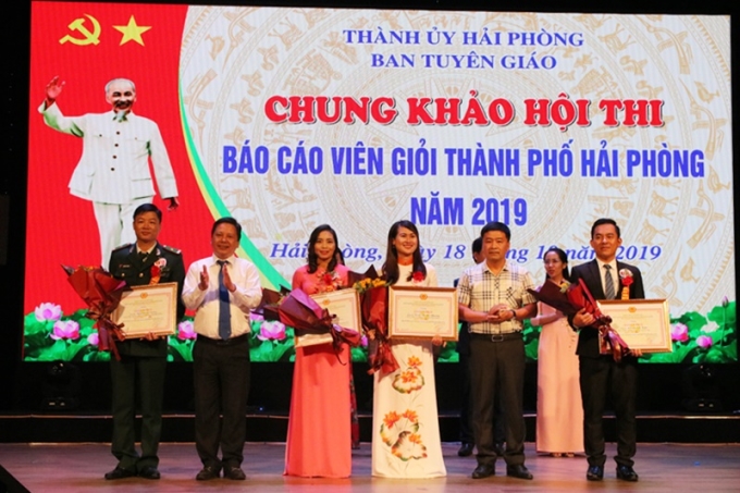 Tặng bằng khen cho các báo cáo viên đạt Giải Ba của Hội thi.