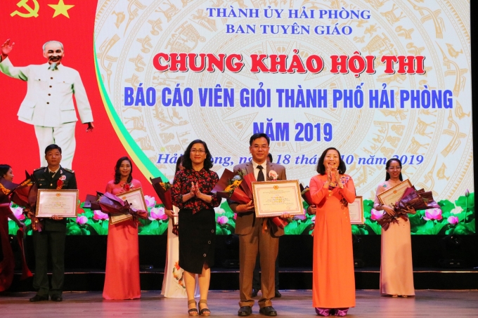 Trao giải xuất sắc của Hội thi cho đồng chí Nguyễn Hoàng Hán, đảng viên, Đảng bộ huyện Thủy Nguyên, Thành phố Hải Phòng.