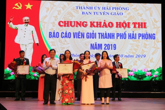 Tặng bằng khen cho các báo cáo viên đạt Giải Nhì của Hội thi.