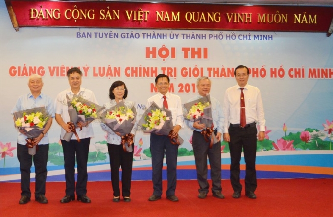 Phó trưởng Ban Tuyên giáo Thành ủy Thành phố Hồ Chí Minh Lê Văn Minh tặng hoa Ban Giám khảo