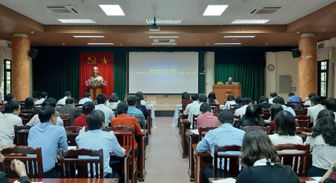 Ngay sau Khai giảng, các học viên học tập, nghiên cứu chuyên đề "Quản lý mạng xã hội, đảm bảo an ninh mạng ở Việt Nam".