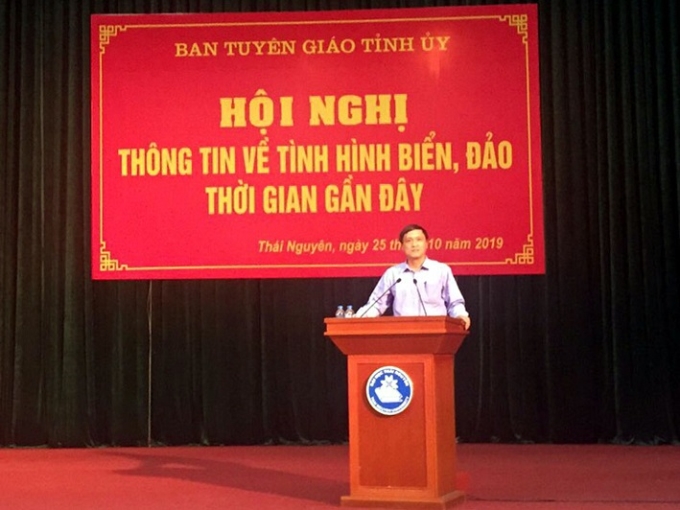 Báo cáo viên thông tin chuyên đề tại hội nghị.