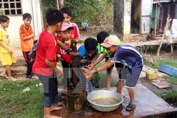 Niềm vui của trẻ em khi có nước sạch sinh hoạt. (Nguồn ảnh: TTXVN)