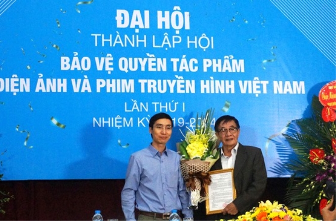 Đại diện Bộ Nội vụ trao Quyết định thành lập Hội Bảo vệ quyền tác phẩm điện ảnh và phim truyền hình Việt Nam. Ảnh: VGP/Nhật Nam