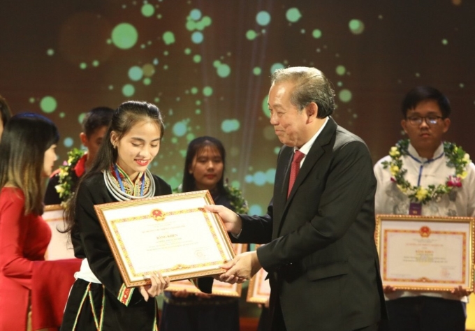 Phó Thủ tướng Trương Hòa Bình trao tặng bằng khen cho học sinh.