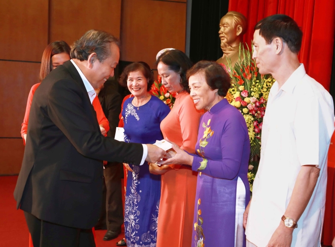 Phó Thủ tướng Thường trực Chính phủ Trương Hòa Bình tặng quà cho tập thể, gia đình tiêu biểu. Ảnh: VGP/Lê Sơn