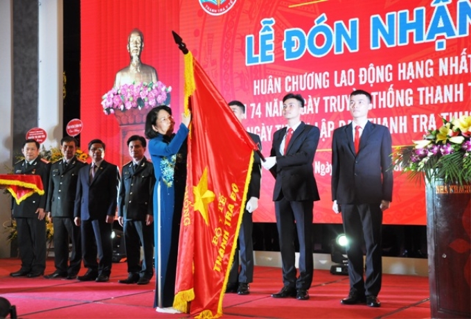 Phó Chủ tịch nước Đặng Thị Ngọc Thịnh đã trao tặng Huân chương Lao động hạng Nhất cho Thanh tra Bộ Y tế.