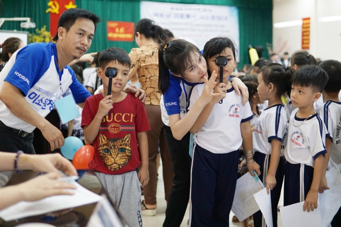 Ánh mắt trong sáng và nụ cười rạng rỡ của các em học sinh tiếp sức cho các bác sĩ và tình nguyện viên thêm hăng hái trong buổi khám.
