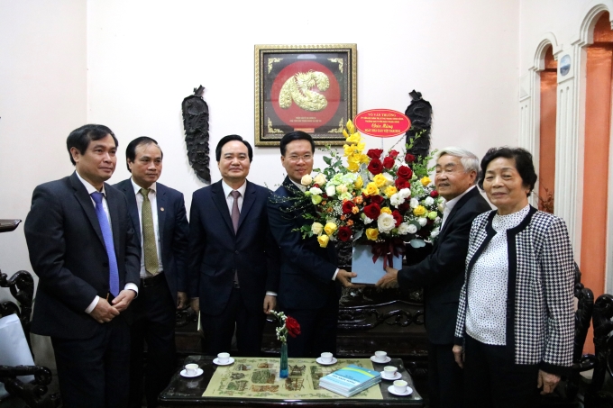 Đồng chí Võ Văn Thưởng và Bộ trưởng Bộ Giáo dục - Đào tạo tặng hoa chúc mừng đồng chí Phạm Minh Hạc nhân Nhà giáo Việt Nam 20-11.