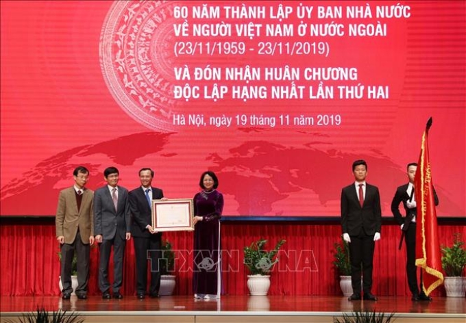 Phó Chủ tịch nước Đặng Thị Ngọc Thịnh trao Huân chương Độc lập hạng Nhất tặng Ủy ban Nhà nước về người Việt Nam ở nước ngoài. Ảnh: TTXVN