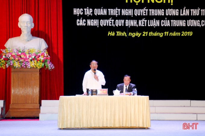 Bí thư Tỉnh ủy Lê Đình Sơn và Trưởng ban Tuyên giáo Tỉnh ủy Võ Hồng Hải điều hành phần thảo luận